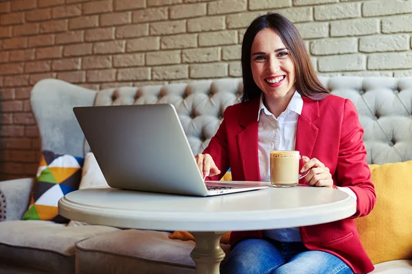 Mujer con portátil y café en la cafetería — Foto de Stock