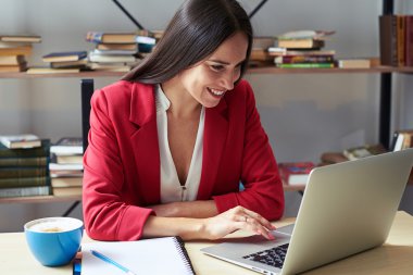 Ofiste dizüstü bilgisayar kullanan iş kadını