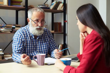 iş arkadaşları arasında çalışma işlemi