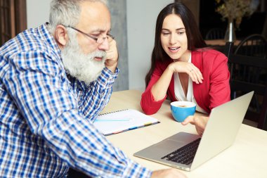bir şey için üst düzey iş adamı açıklayan genç iş kadını