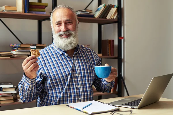 Affärsman med fika på sin arbetsplats — Stockfoto