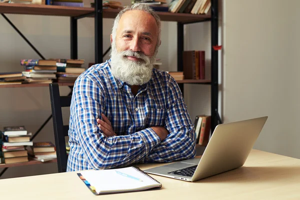 Fröhlicher Senior-Geschäftsmann blickt in die Kamera — Stockfoto