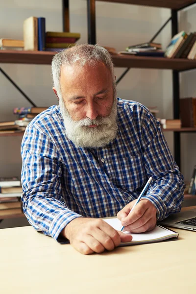 Schriftsteller arbeitet an seinem Arbeitsplatz — Stockfoto