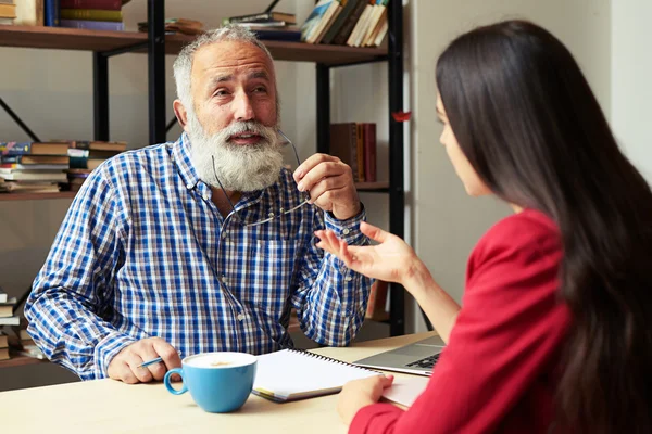 Joven estudiante y profesor barbudo senior — Foto de Stock