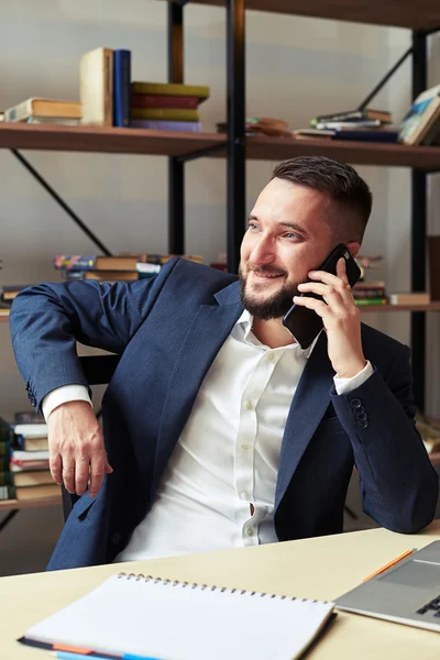 쾌활 한 사업가 사무실에서 전화 통화 — 스톡 사진