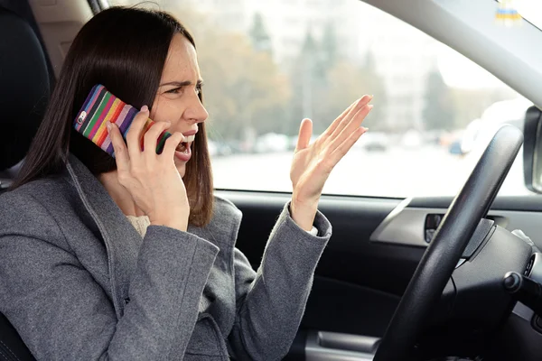 Mujer emocional que conduce el coche — Foto de Stock