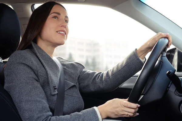 Glad ung kvinna kör bil — Stockfoto