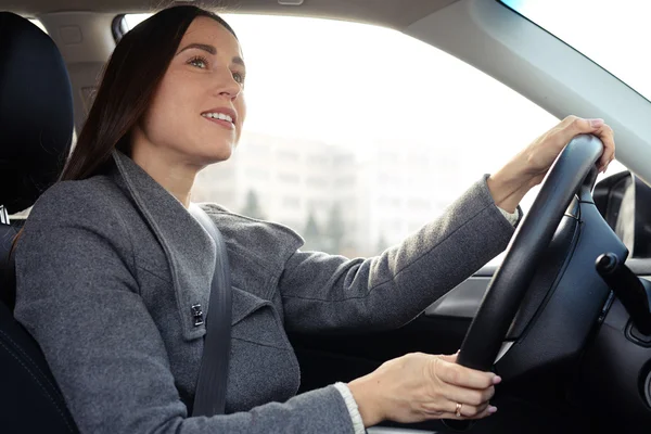 Cheerful young woman driving a car — Stock Photo, Image