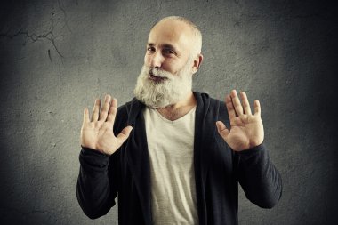 Kıdemli ret işaret gösteren adam sakallı