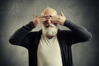 Komuta sizde gözlerini kapsayan sakallı