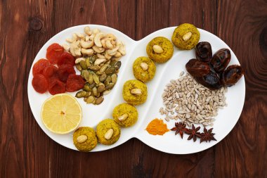 çiğ gıda diyet tatlı beyaz plaka üzerinde