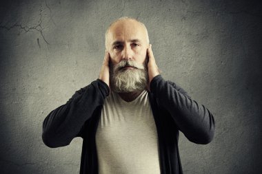 kulakları kapsayan ve kameraya bakarak komuta sizde