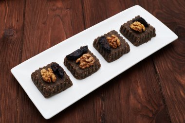 çiğ vegan tatlı kümesi