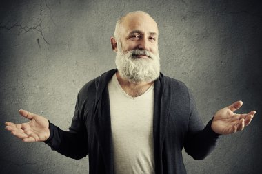 iyi huylu adam kameraya bakan gülümseyen
