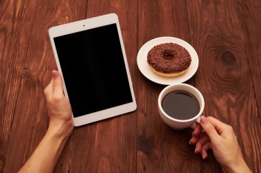 tablet pc ve kahve kahverengi arkaya holding womans eller
