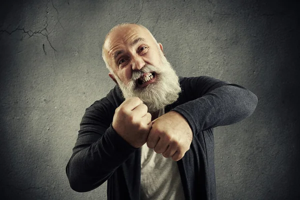 Enojado gritando hombre mayor — Foto de Stock