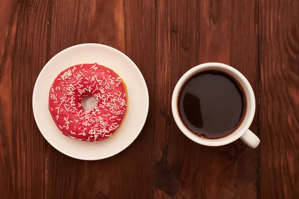 Xícara de café e donut rosa — Fotografia de Stock