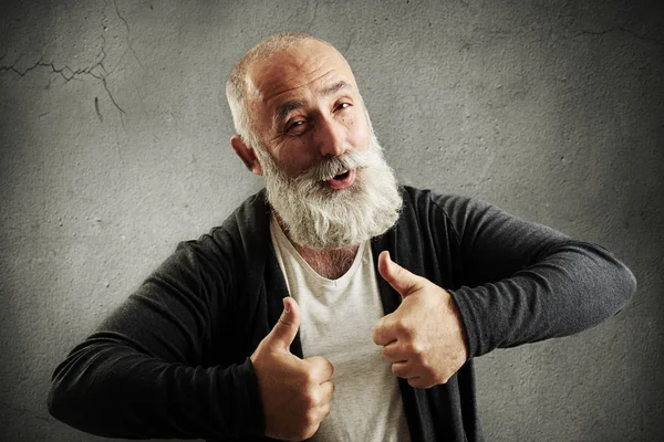Riendo barbudo hombre mostrando pulgares hacia arriba — Foto de Stock