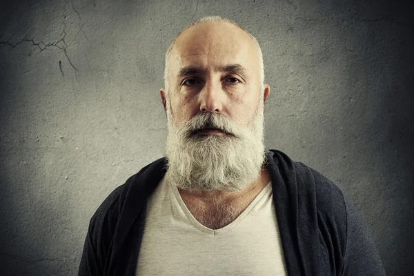 Портрет стильного старшого чоловіка з сіро-волохатою бородою — стокове фото