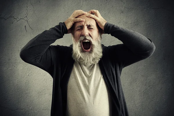 Crier homme âgé avec les yeux fermés — Photo