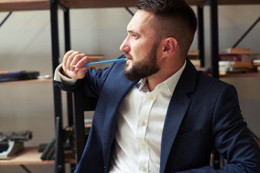 Office düşünceli genç işadamı