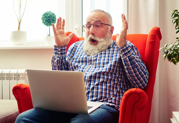 Homme barbu avec ordinateur portable à la maison — Photo