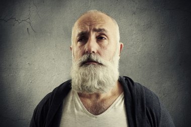 Kederli komuta sizde karanlık duvarın üzerinden