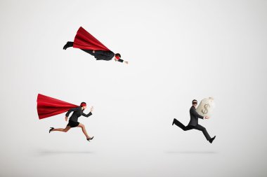 Superman ve suçluları yakalamaya çalışıyor süper kadın