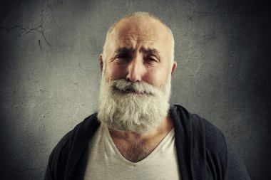 gri saçlı sakallı kederli komuta sizde