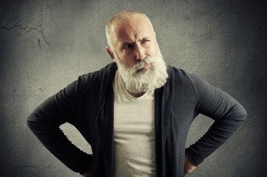 man güvensizlik ile bir şey arıyorum