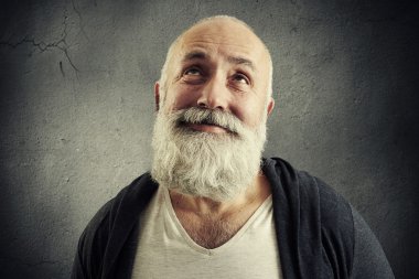 gülen adam ararken sakallı