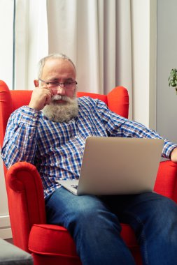 düşünceli komuta sizde dizüstü bilgisayar ile