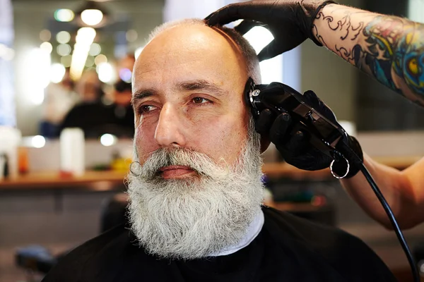 理髪店でひげを生やした年配の男性 — ストック写真
