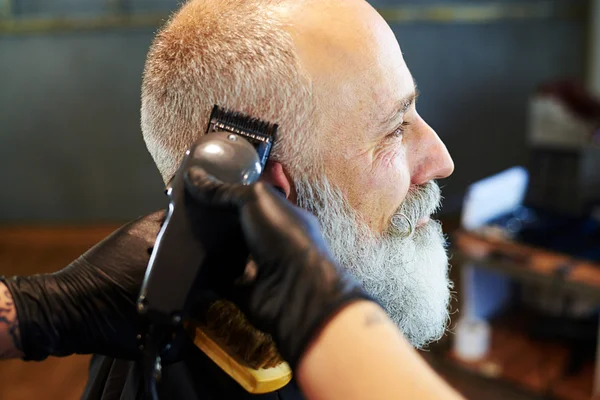 Homem barbudo sênior na barbearia profissional — Fotografia de Stock