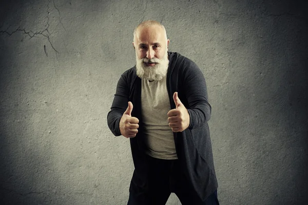 Sorridente barbudo homem mostrando polegares para cima — Fotografia de Stock