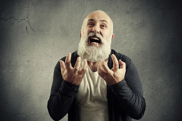 Gritando hombre mayor sobre fondo gris — Foto de Stock