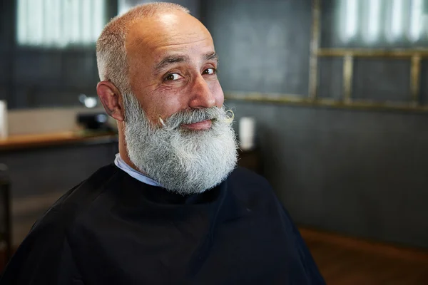Смайлик старший чоловік з сіро-волохатою бородою і вусами — стокове фото