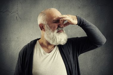 sakallı adam burnunu ve çekerek yüzü kapalı