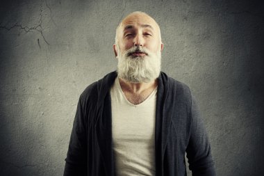 Sakallı komuta sizde hava öpücük yapıyor