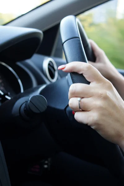 Female hands controlling steering wheel — Stock Photo, Image