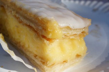 Vanilya dilim - kağıt tabakta kremalı pasta