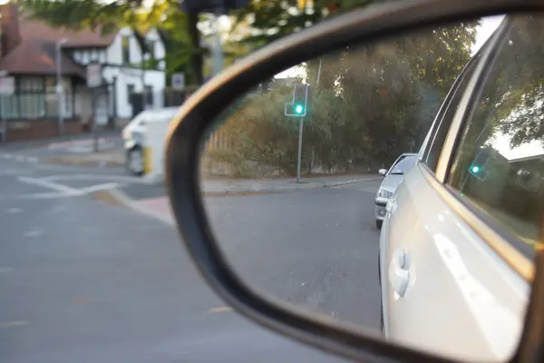 車両の移動を通じてウィング ミラー ・ イメージ — ストック写真