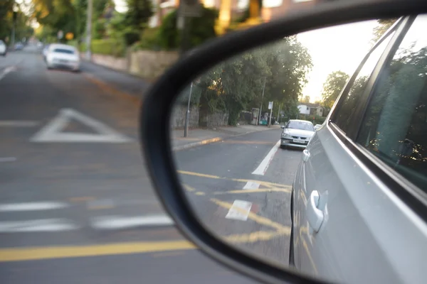 Außenspiegelbilder durch fahrendes Fahrzeug — Stockfoto