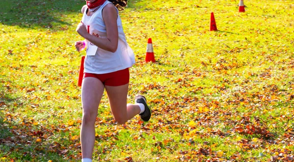 Vista Frontal Una Chica Secundaria Corredor Cross Country Corriendo Una — Foto de Stock