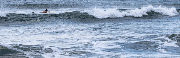 Homem Surfando Oceano Remando Sua Prancha Surf Procura Sua Próxima — Fotografia de Stock