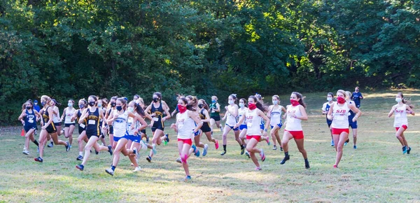 美国纽约州Syosset 2020年10月10日 在2020年的第一场比赛中 参加越野赛的女生都戴着面罩在草地上跑 — 图库照片