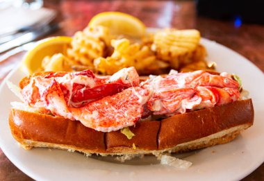 Portland Maine 'de bir restoranda waffle kızartmasıyla servis edilen taze bir ıstakoz rulosu..