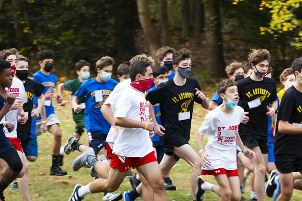 Syosset New York Usa November 2020 Gymnasieelever Åker Längdskidor Ansiktsmasker — Stockfoto