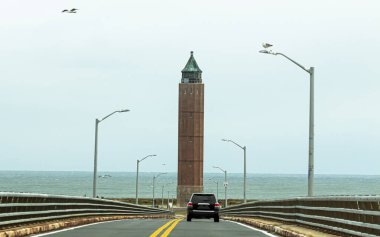 Ateş Adası New York 'a girerken Robert Moses Köprüsü' nden aşağı inerken su kulesine ve okyanusa bakarken görüntüler..