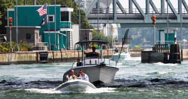 Hampton Körfezi, New York ABD - 6 Haziran 2020 Shinnecock körfezinden küçük ve orta büyüklükteki tekneler açık kilitlerin dalgalı sularında gezinerek Shinnecock kanalına giriyor..